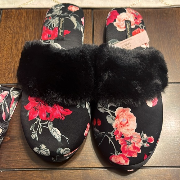 Brand new Victoria’s Secret slippers with bag - Picture 11 of 11